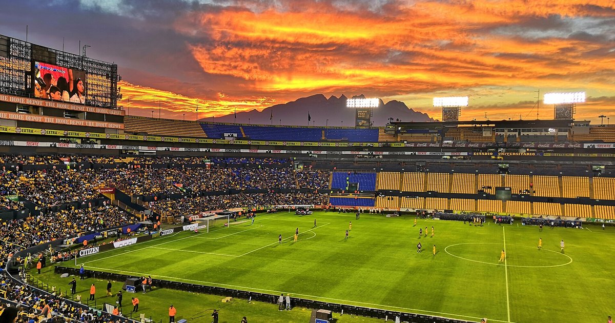 Pronósticos de hoy: atardecer sobre el Estadio Universitario de Nuevo León