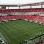 Pronóstico Chivas vs Necaxa: gradas y cancha del Estadio Akron en Zapopan
