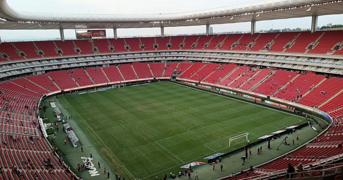 Pronóstico Chivas vs Necaxa: gradas y cancha del Estadio Akron en Zapopan