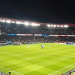 Pronóstico PSG vs Barcelona: el Parc des Princes de París iluminado de noche