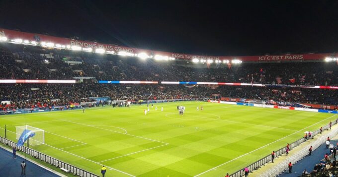 Pronóstico PSG vs Barcelona: el Parc des Princes de París iluminado de noche