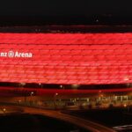 Pronóstico Bayern vs Arsenal: el Allianz Arena de Múnich iluminado de noche