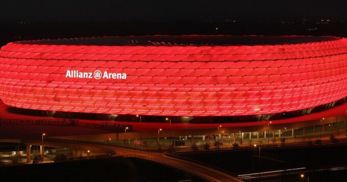 Pronóstico Bayern vs Arsenal: el Allianz Arena de Múnich iluminado de noche