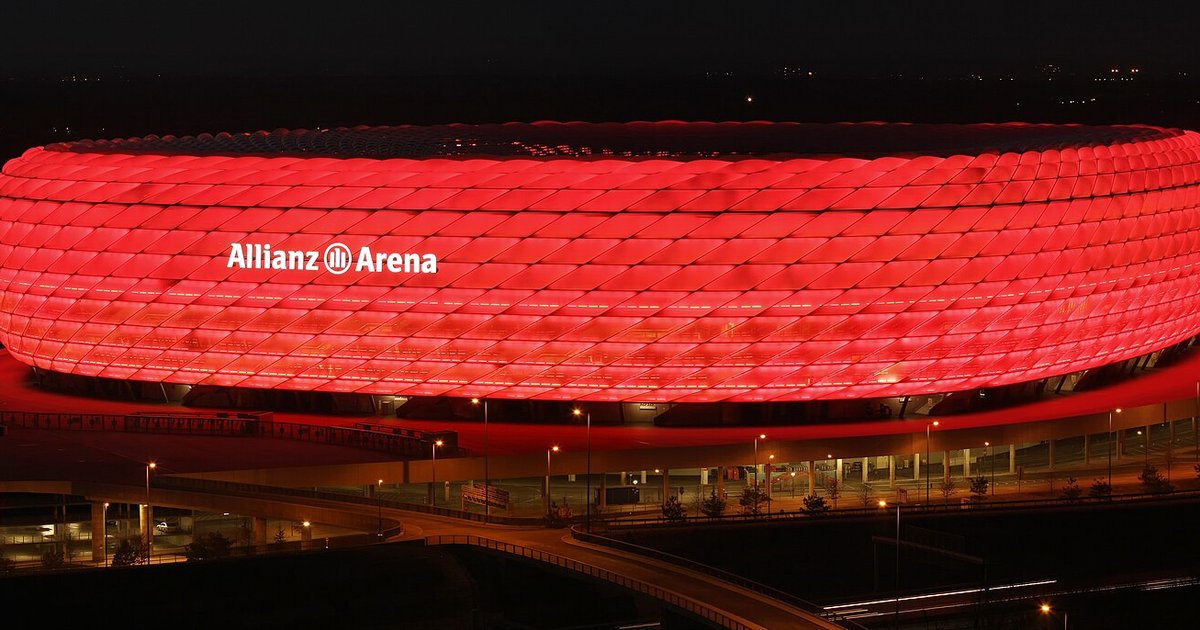 Pronóstico Bayern vs Arsenal: el Allianz Arena de Múnich iluminado de noche