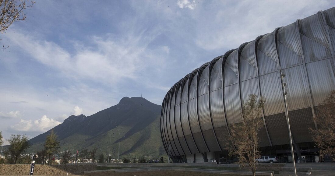 Pronóstico Monterrey vs Chivas: exterior del Estadio BBVA con el Cerro de la Silla al fondo