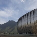 Pronóstico Monterrey vs Chivas: exterior del Estadio BBVA con el Cerro de la Silla al fondo