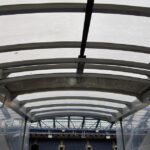 Pronóstico Chelsea vs Tottenham: aficionados entrando a la grada de Stamford Bridge en Londres