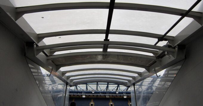 Pronóstico Chelsea vs Tottenham: aficionados entrando a la grada de Stamford Bridge en Londres