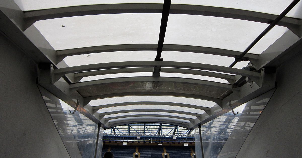 Pronóstico Chelsea vs Tottenham: aficionados entrando a la grada de Stamford Bridge en Londres