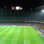 Pronósticos de hoy: panorámica del Camp Nou lleno durante un partido nocturno en Barcelona