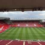 Pronóstico Liverpool vs Brighton: gradas rojas y cancha de Anfield en Liverpool