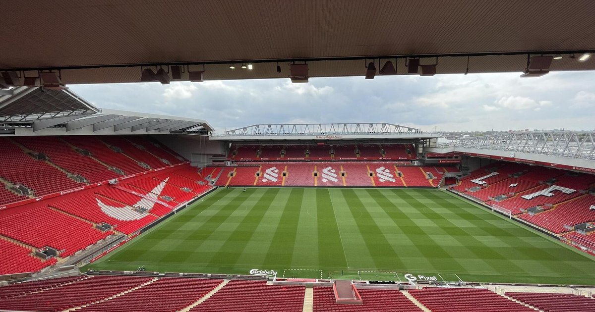 Pronóstico Liverpool vs Brighton: gradas rojas y cancha de Anfield en Liverpool