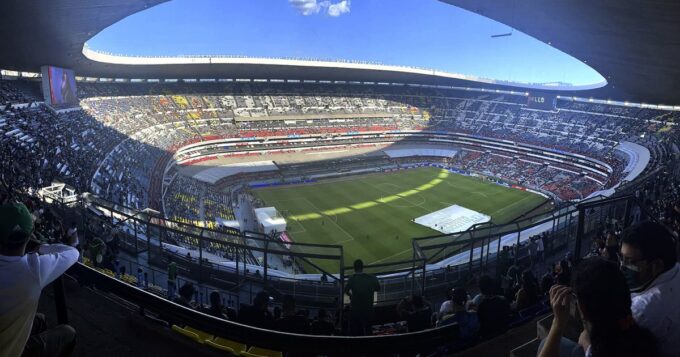 Pronósticos de hoy: tribunas y cancha de un gran estadio de futbol de la Ciudad de México