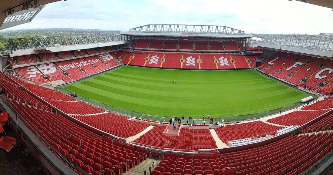 Pronóstico Liverpool vs Arsenal: vista panorámica de Anfield desde la tribuna principal